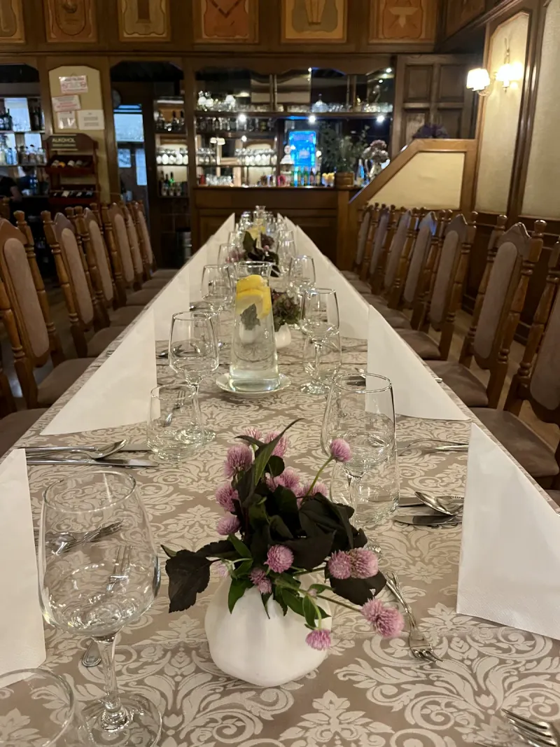 Klimatyczny wystrój sali restauracyjnej